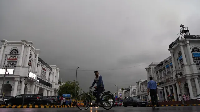 delhi-weather-update-cloudy-skies-and-light-rain-likely-today-moderate-showers-expected-in-coming-days-check-forecast